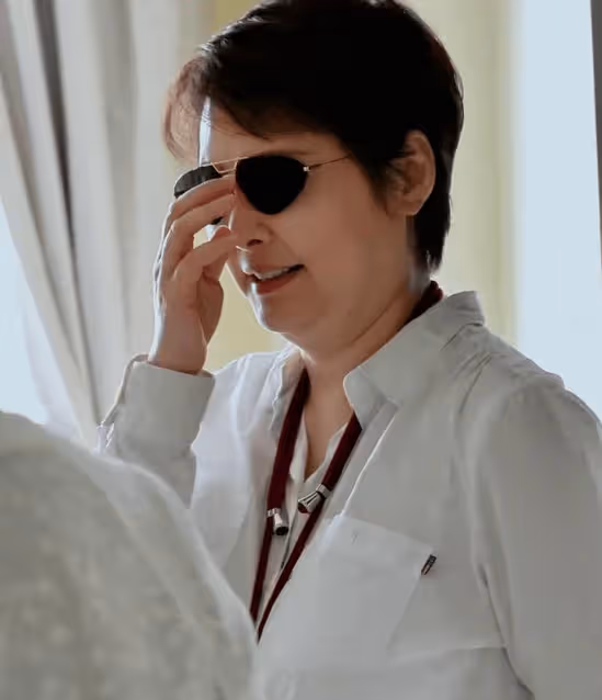 51歲袁立帶父親去醫院,圈外老公陪同衣著樸素,袁父安心臟起搏器
