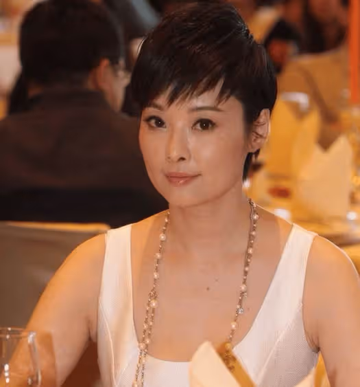 51歲袁立帶父親去醫院,圈外老公陪同衣著樸素,袁父安心臟起搏器