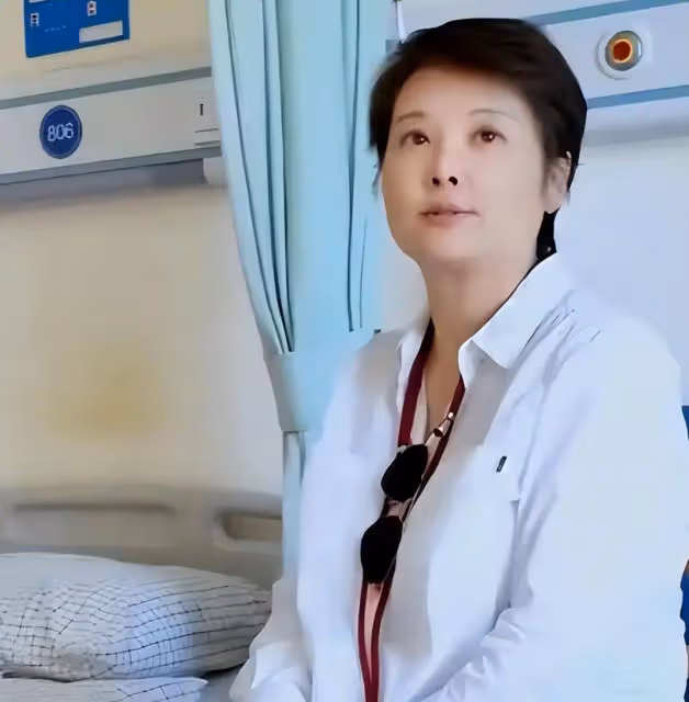 51歲袁立帶父親去醫院,圈外老公陪同衣著樸素,袁父安心臟起搏器