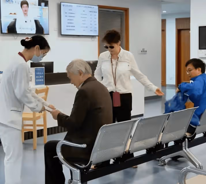 51歲袁立帶父親去醫院,圈外老公陪同衣著樸素,袁父安心臟起搏器