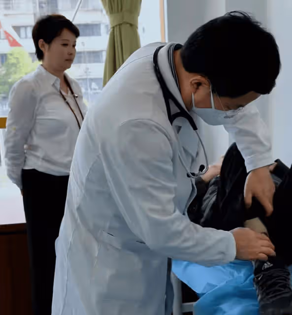 51歲袁立帶父親去醫院,圈外老公陪同衣著樸素,袁父安心臟起搏器