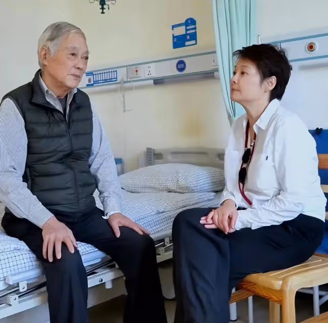 51歲袁立帶父親去醫院,圈外老公陪同衣著樸素,袁父安心臟起搏器