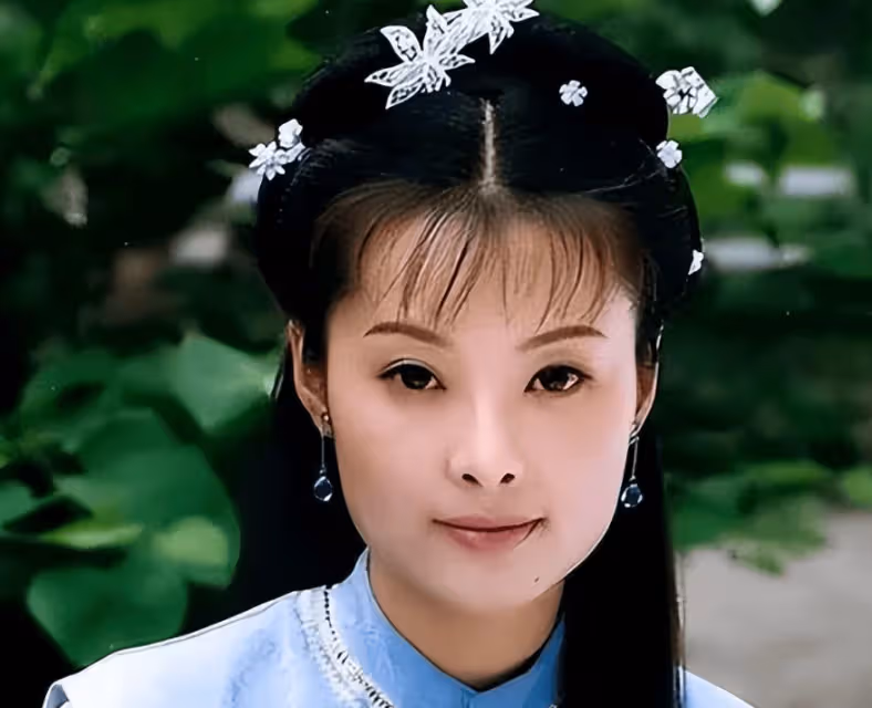 51歲袁立帶父親去醫院,圈外老公陪同衣著樸素,袁父安心臟起搏器