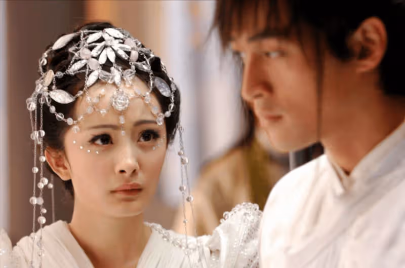 楊冪父母現身蘇州看樓盤,楊母穿緊身裙拎愛馬仕,身材比女兒還絕