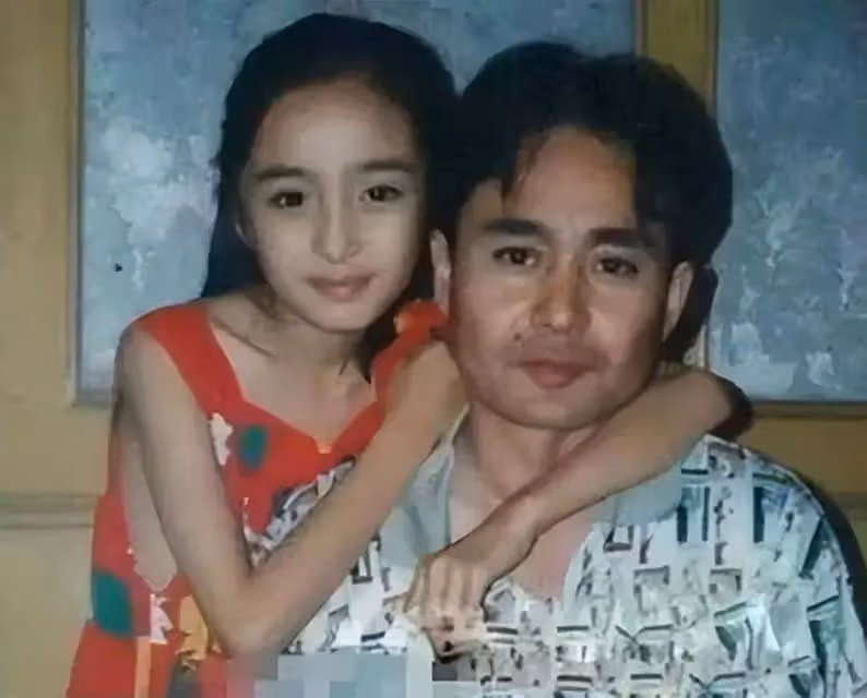 楊冪父母現身蘇州看樓盤,楊母穿緊身裙拎愛馬仕,身材比女兒還絕