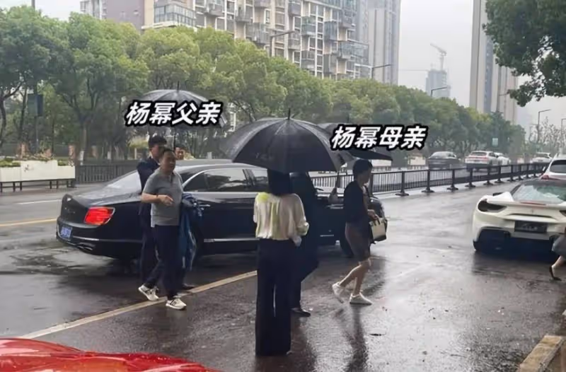 楊冪父母現身蘇州看樓盤,楊母穿緊身裙拎愛馬仕,身材比女兒還絕