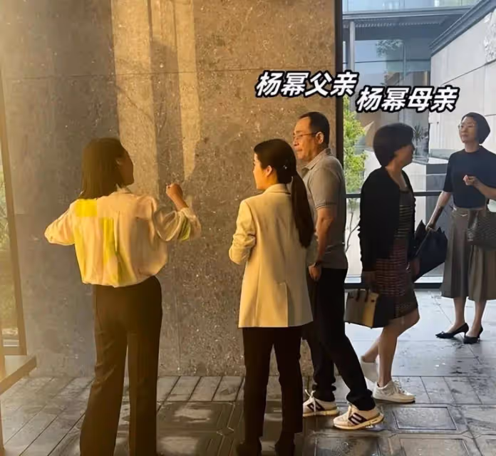 楊冪父母現身蘇州看樓盤,楊母穿緊身裙拎愛馬仕,身材比女兒還絕
