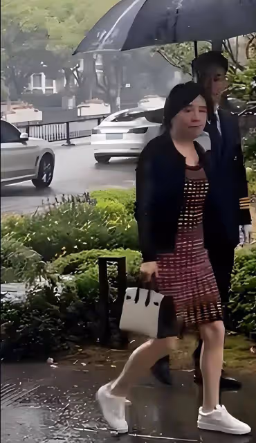楊冪父母現身蘇州看樓盤,楊母穿緊身裙拎愛馬仕,身材比女兒還絕