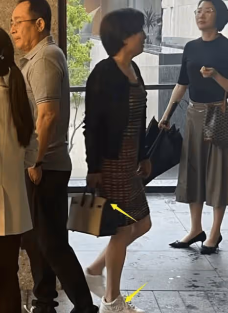 楊冪父母現身蘇州看樓盤,楊母穿緊身裙拎愛馬仕,身材比女兒還絕