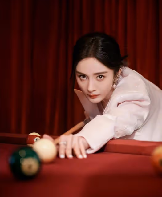 楊冪父母現身蘇州看樓盤,楊母穿緊身裙拎愛馬仕,身材比女兒還絕