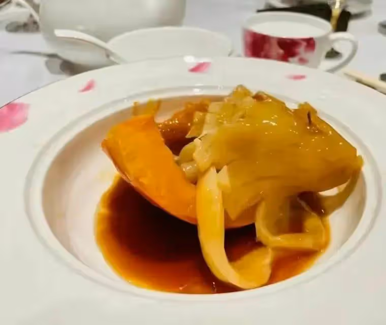 那英中年打扮不拘謹,雖然身材並不苗條但高挑,素顏干黃反倒舒服