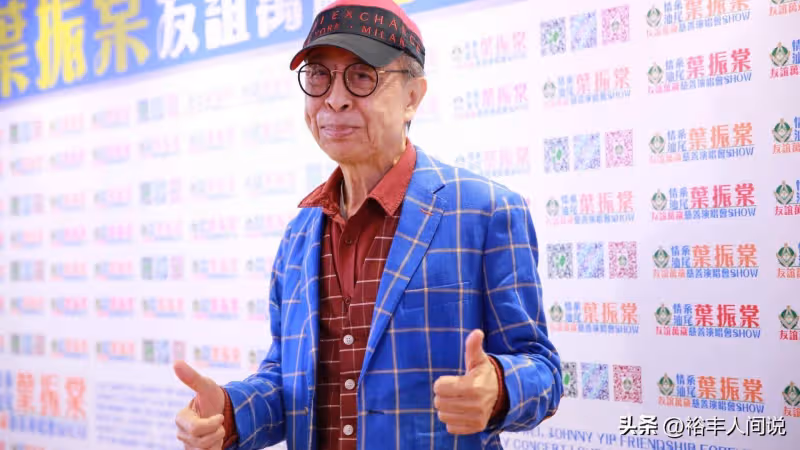 曝80歲殿堂級歌手攜女友現身!對方小其42歲,疾步前行被指謀家產