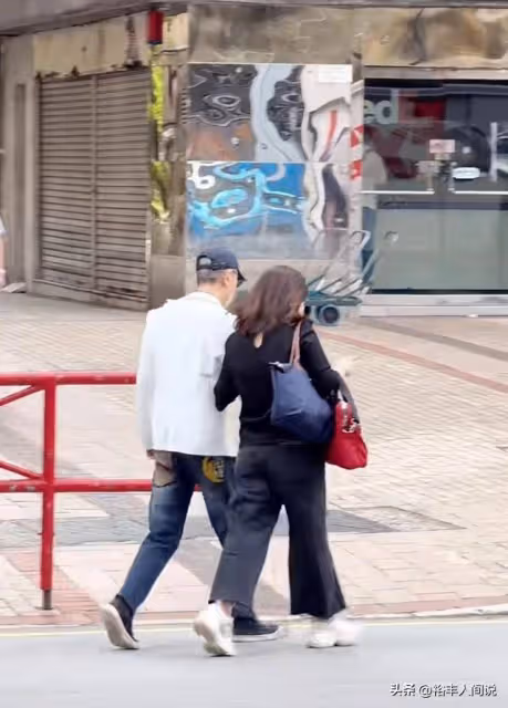 曝80歲殿堂級歌手攜女友現身!對方小其42歲,疾步前行被指謀家產