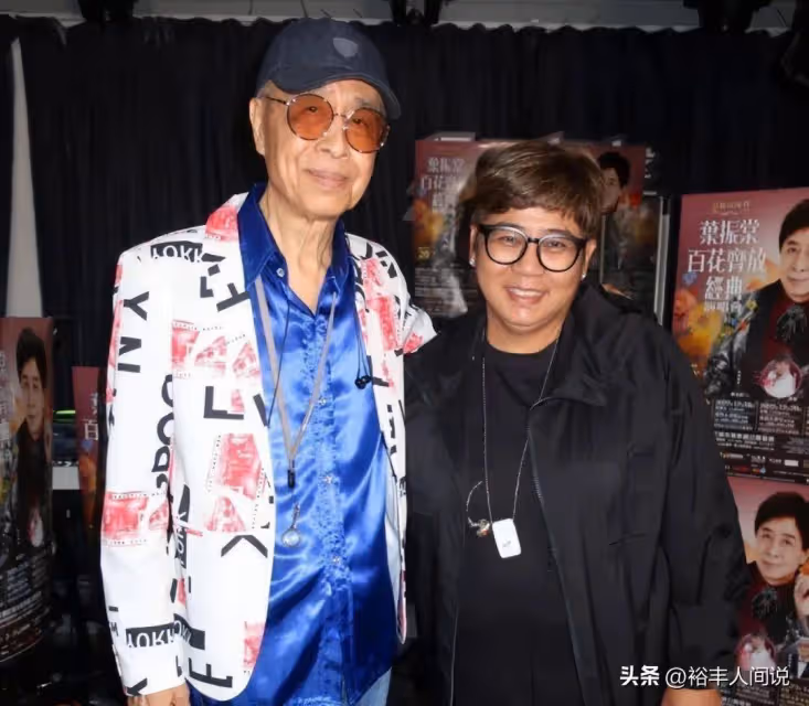 曝80歲殿堂級歌手攜女友現身!對方小其42歲,疾步前行被指謀家產