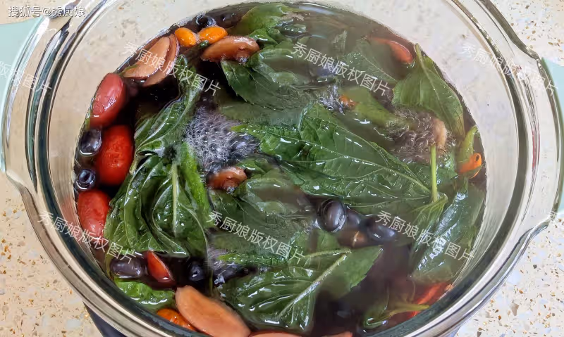 把紫蘇和黑豆搭配一起,放鍋里煮一煮,知道的人不多,實用又省錢