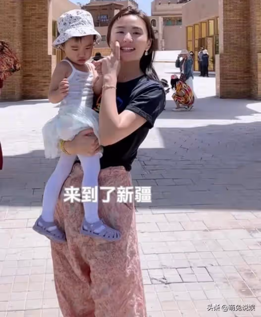 海哈金喜攜家人新疆古城遊玩,穿民族風服飾拍照,夏夏被媽媽美到