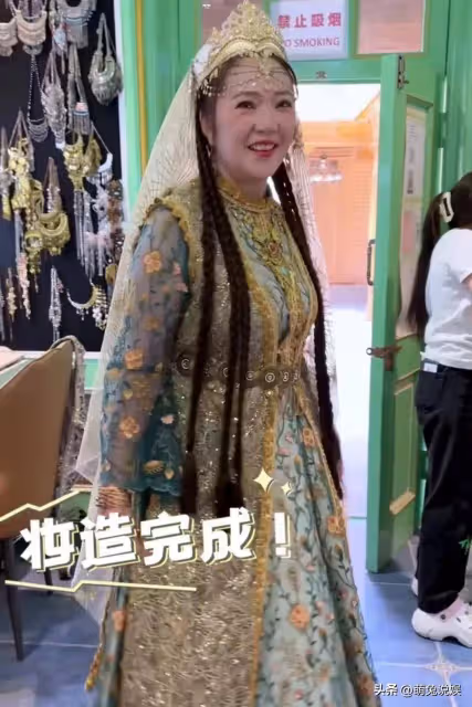 海哈金喜攜家人新疆古城遊玩,穿民族風服飾拍照,夏夏被媽媽美到