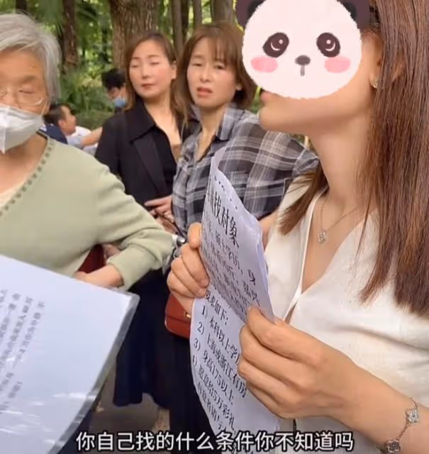 32歲女碩士去相親角，被男子懟哭：都這個年齡了，還提這麼多條件