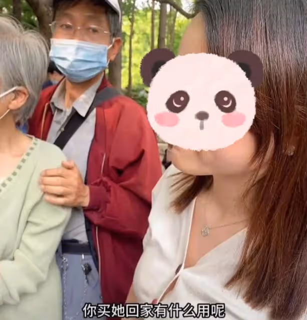 32歲女碩士去相親角，被男子懟哭：都這個年齡了，還提這麼多條件