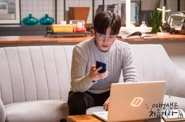 過年前老同學「突然跟我借10萬塊」我二話不說就轉帳！ 一週後卻發現「他愜意帶全家出遊」，我覺得不對勁「忍不住衝去他家」進門後腿軟了…