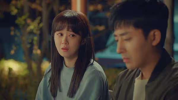過年前老同學「突然跟我借10萬塊」我二話不說就轉帳！ 一週後卻發現「他愜意帶全家出遊」，我覺得不對勁「忍不住衝去他家」進門後腿軟了…