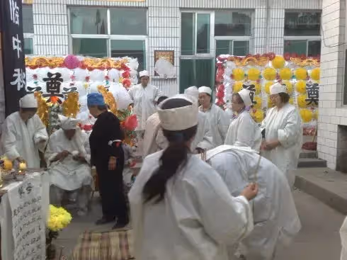 父親去世「鄰居包5萬白包」！3年後鄰居母親去世，我本想回禮5萬，卻被母親阻止「包2500就好」…鄰居收到卻鬆了一口氣 # 人情世故大有學問！