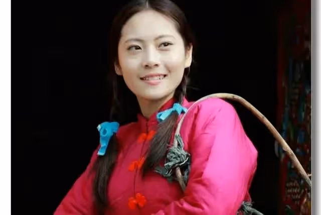當年一直懷不上第2胎…於是我欣然「把所有愛和資源都給獨生子」！ 兒子結婚時我和老公幾乎花光積蓄為他買房，今年想去他家過年「直接跑去他家」想說給他驚喜，結果到了樓下「打了19通電話都沒人接」上樓一推開門我心碎了…