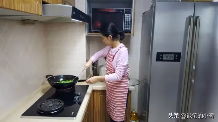 我和老伴每月退休金5萬！全花在兒子家「還幫忙帶孫」 孫子上學後，我們出去旅遊1周「收到兒媳轉帳的10萬元」我頓時才清醒了…