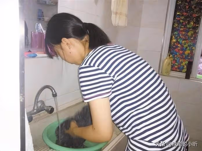 我和老伴每月退休金5萬！全花在兒子家「還幫忙帶孫」 孫子上學後，我們出去旅遊1周「收到兒媳轉帳的10萬元」我頓時才清醒了…