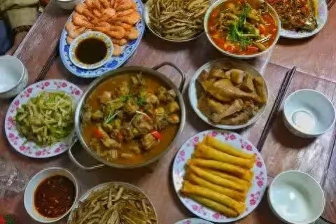 大伯母是個強勢的人，一直覺得我媽軟弱！昨天她回來「拿徵地補償款」我媽還做飯給她吃，她走後「發來一條語音」我媽聽完紅了眼眶…