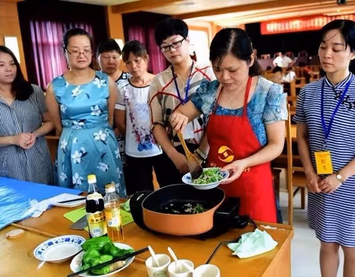 大伯母是個強勢的人，一直覺得我媽軟弱！昨天她回來「拿徵地補償款」我媽還做飯給她吃，她走後「發來一條語音」我媽聽完紅了眼眶…