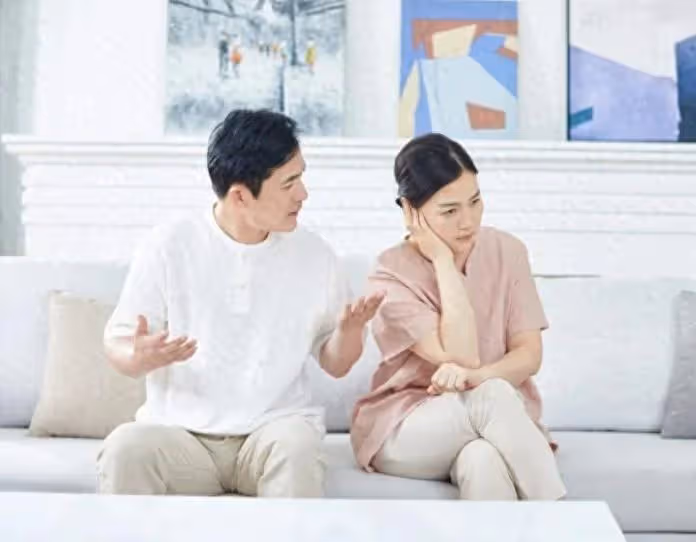 大伯母是個強勢的人，一直覺得我媽軟弱！昨天她回來「拿徵地補償款」我媽還做飯給她吃，她走後「發來一條語音」我媽聽完紅了眼眶…