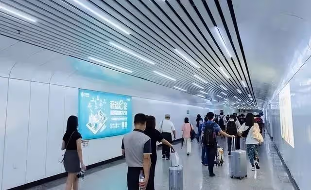 不想參加同學會還是去了！ 吃飯時我「每次一伸筷子要夾菜」就會有人轉桌上轉盤…我笑笑裝沒事，直到結帳時「瞄到同學手機螢幕」果斷地退出群組