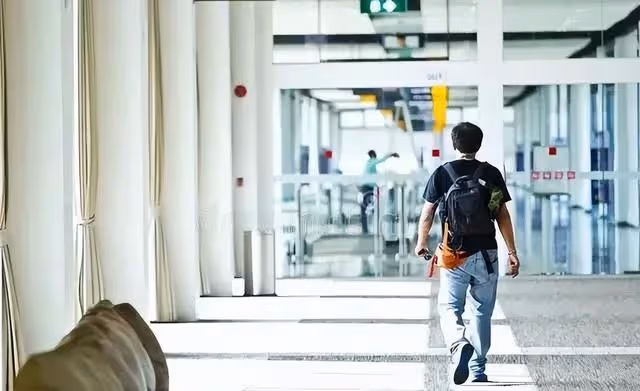 不想參加同學會還是去了！ 吃飯時我「每次一伸筷子要夾菜」就會有人轉桌上轉盤…我笑笑裝沒事，直到結帳時「瞄到同學手機螢幕」果斷地退出群組