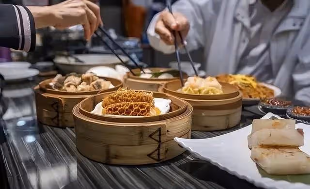 不想參加同學會還是去了！ 吃飯時我「每次一伸筷子要夾菜」就會有人轉桌上轉盤…我笑笑裝沒事，直到結帳時「瞄到同學手機螢幕」果斷地退出群組