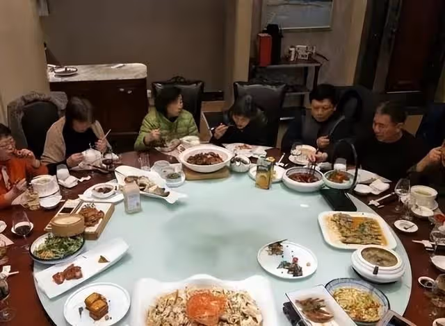 不想參加同學會還是去了！ 吃飯時我「每次一伸筷子要夾菜」就會有人轉桌上轉盤…我笑笑裝沒事，直到結帳時「瞄到同學手機螢幕」果斷地退出群組