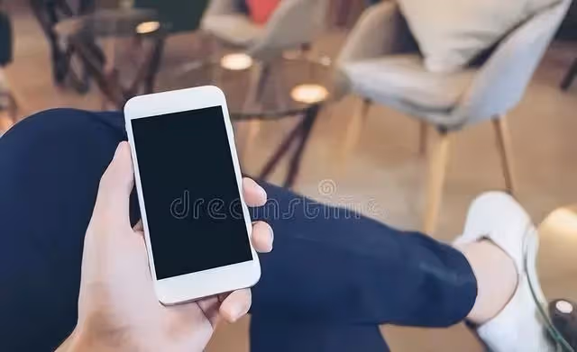 不想參加同學會還是去了！ 吃飯時我「每次一伸筷子要夾菜」就會有人轉桌上轉盤…我笑笑裝沒事，直到結帳時「瞄到同學手機螢幕」果斷地退出群組