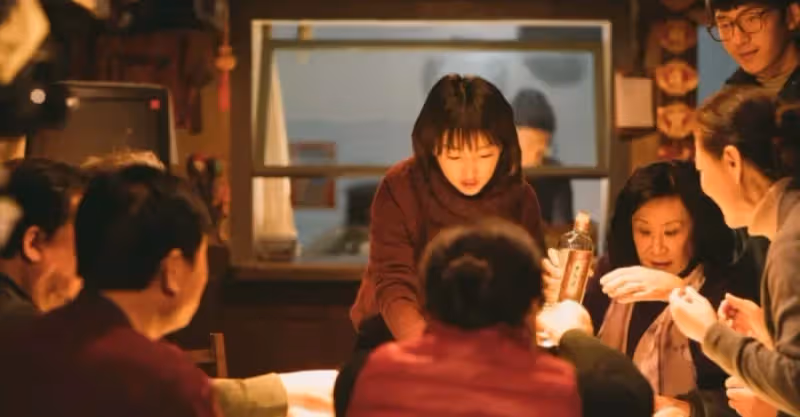 遠嫁表姐難得回老家「我馬上轉2000元給大伯母加菜」！ 晚上吃飯時「大伯卻說坐不下不讓我上桌」，我摔碗就走人「隔天得知大伯用意」我懊悔落淚 # 我看得太淺了