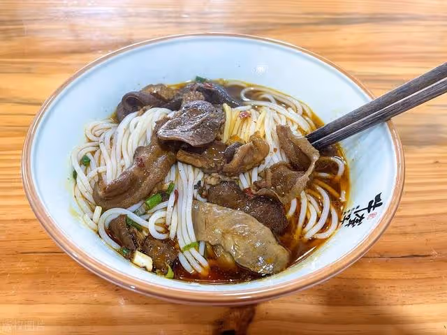 遠嫁表姐難得回老家「我馬上轉2000元給大伯母加菜」！ 晚上吃飯時「大伯卻說坐不下不讓我上桌」，我摔碗就走人「隔天得知大伯用意」我懊悔落淚 # 我看得太淺了