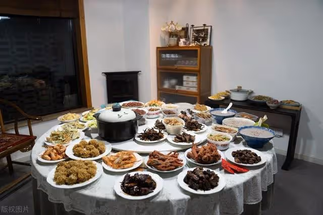 遠嫁表姐難得回老家「我馬上轉2000元給大伯母加菜」！ 晚上吃飯時「大伯卻說坐不下不讓我上桌」，我摔碗就走人「隔天得知大伯用意」我懊悔落淚 # 我看得太淺了