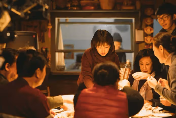 遠嫁表姐難得回老家「我馬上轉2000元給大伯母加菜」！ 晚上吃飯時「大伯卻說坐不下不讓我上桌」，我摔碗就走人「隔天得知大伯用意」我懊悔落淚 # 我看得太淺了