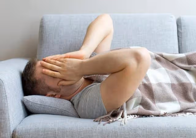 遠嫁表姐難得回老家「我馬上轉2000元給大伯母加菜」！ 晚上吃飯時「大伯卻說坐不下不讓我上桌」，我摔碗就走人「隔天得知大伯用意」我懊悔落淚 # 我看得太淺了