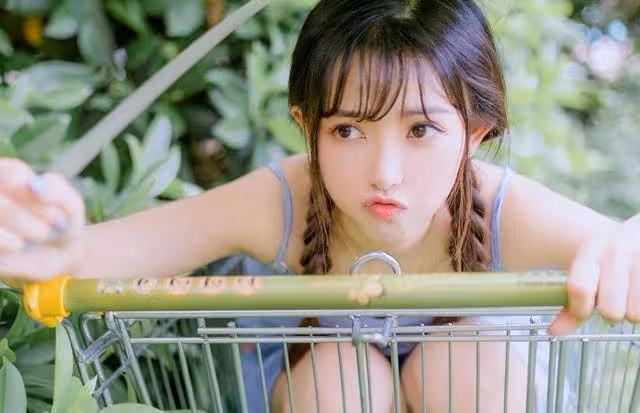 老公公司最近來了一個女新人，一天到晚黏著他，還一起過夜⋯某天晚上，老公的手機突然震動，竟是那女孩傳的訊息：「我懷孕了，你娶我」。當下我沒有發怒「只回了3句話」，成功挽回婚姻！！