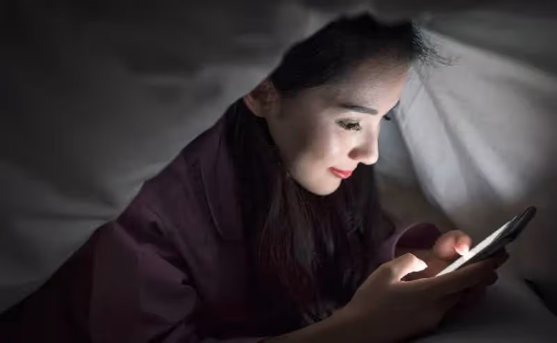 老公公司最近來了一個女新人，一天到晚黏著他，還一起過夜⋯某天晚上，老公的手機突然震動，竟是那女孩傳的訊息：「我懷孕了，你娶我」。當下我沒有發怒「只回了3句話」，成功挽回婚姻！！
