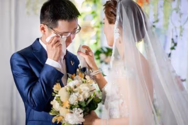 新娘被男閨蜜叫走23分鐘,回來婚禮散場只剩娘家人:你麥克風沒關!