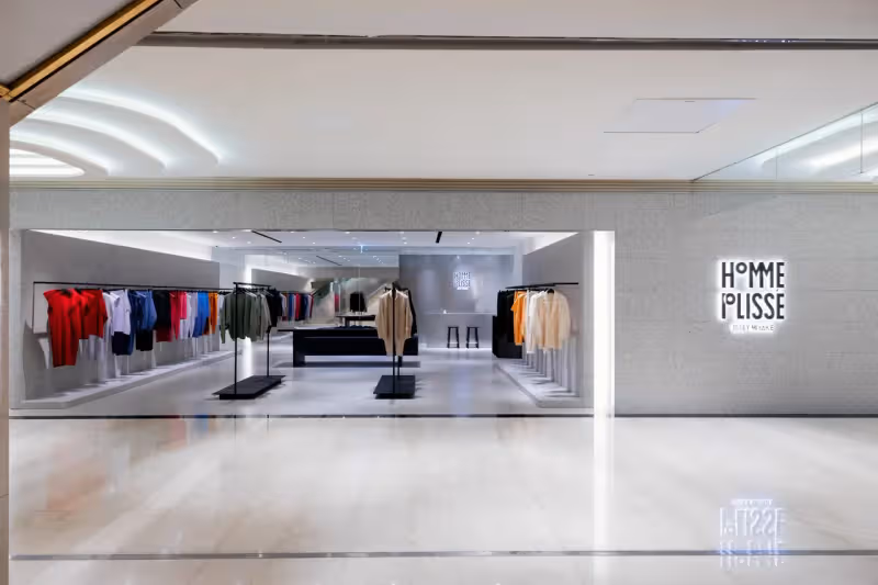 HOMME PLISSÉ ISSEY MIYAKE新店開幕　埠袋縐褶包、獨家季節色搶客