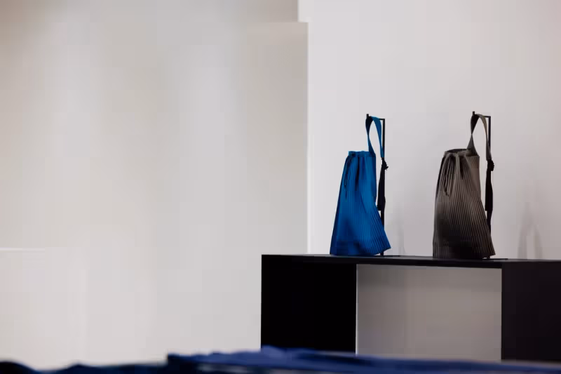 HOMME PLISSÉ ISSEY MIYAKE新店開幕　埠袋縐褶包、獨家季節色搶客