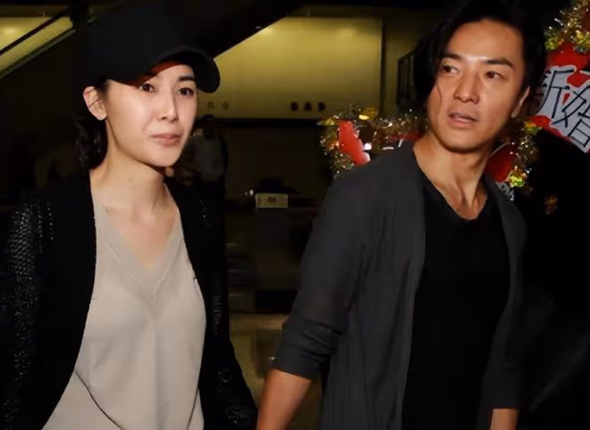鄭伊健夫婦日本排隊退稅,50歲蒙嘉慧瘦了很多,日語太流利!
