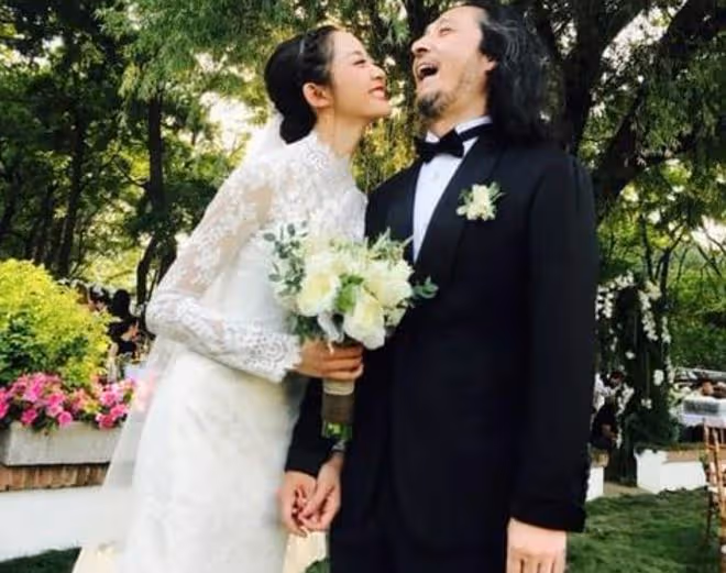 新娘全裸照也能拿來迎賓？眾人臉紅尷尬，網友：這老公好大方啊！