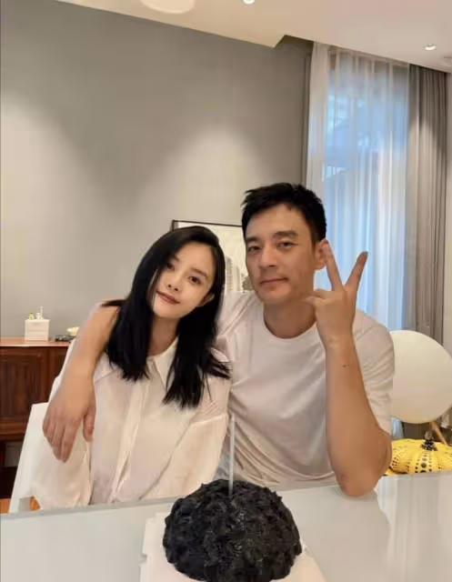 李光潔嬌妻曬照秀恩愛,兩人親密合影像父女,嬌妻一臉幼態太顯小